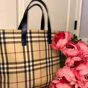 MEDIUM SIZED BURBERRY BAG - great condition